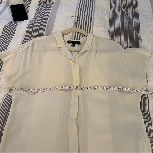 Banana Republic short sleeve crepe collared blouse - Picture 3 of 4